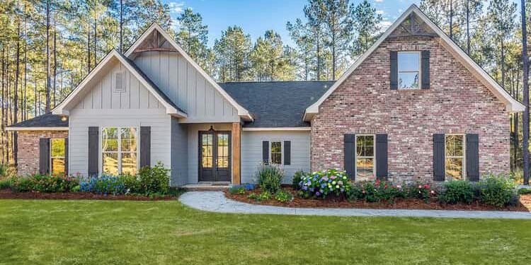 Split-Bedroom New American House with 8′-Deep Rear Porch – Compact, Efficient & Family-Friendly (~2,095 Sq Ft)