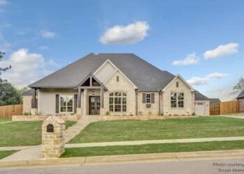 European House with Vaulted Great Room – Charming, Spacious & Versatile (~2,661 Sq Ft)