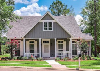 Compact Craftsman House for a Narrow Lot ā Comfortable, Efficient & Family-Ready (~2,219 Sq Ft)