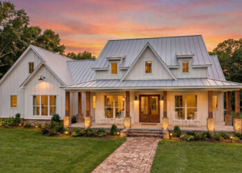 Modern Farmhouse Plan – 2,593 Sq Ft, 4–5 Bedrooms, 3.5 Bathrooms